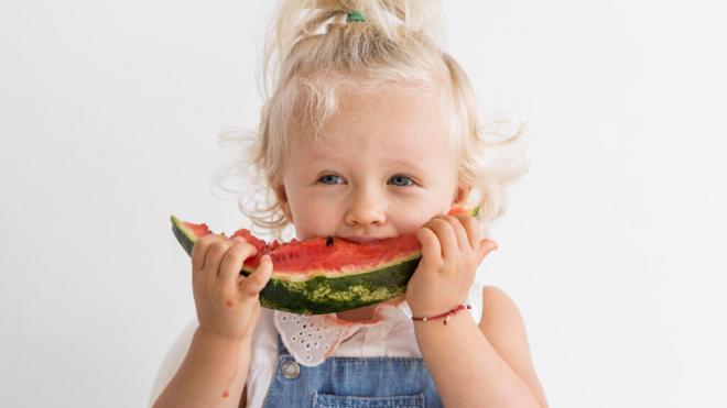 Niña comiendo sandía (Foto: Freepik)