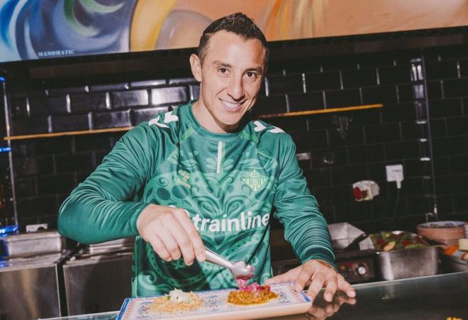 Andrés Guardado y la ropa del Día de Muertos del Real Betis (Foto: RBB).