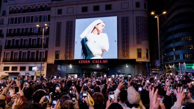 La proyección de la portada del disco de Rosalía en Callao (Europa Press)