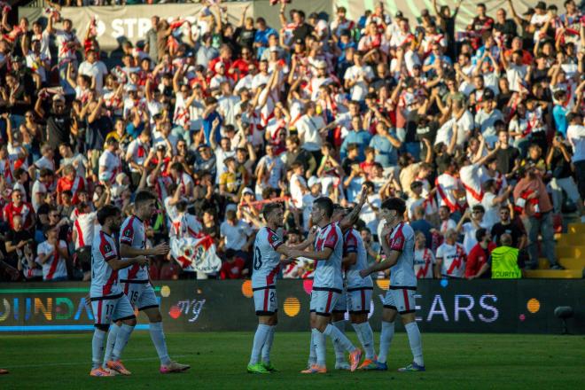 El Rayo Vallecano celebra en Conference League (Cordon Press)