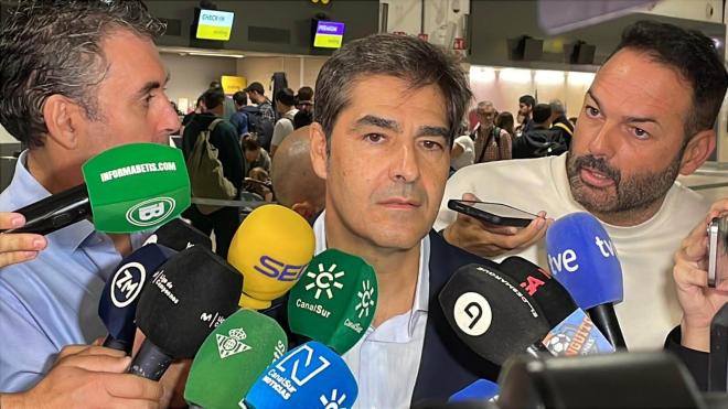 Ángel Haro, en la salida del Betis hacia Genk (Foto: Kiko Hurtado).