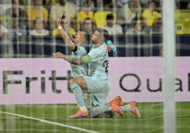 Instante en el que la botella cae sobre Antony en el Villarreal - Betis (Foto: EFE).