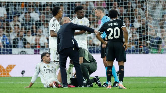Raúl Asencio, atendido durante el partido contra la Juventus (Fuente: EFE)