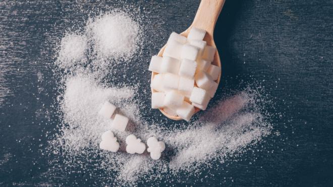 Cuchara de madera llena de terrones de azúcar (Foto: Freepik)