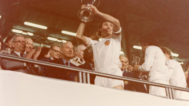 Enrique Saura en sus tiempos de capitán como Gayà (Foto: Valencia CF)