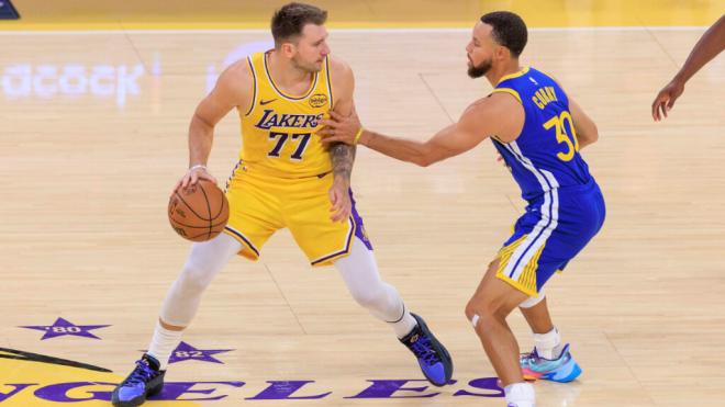 Luka Doncic y Stephen Curry en el primer partido entre los Ángeles Lakers y los Warriors en la NBA