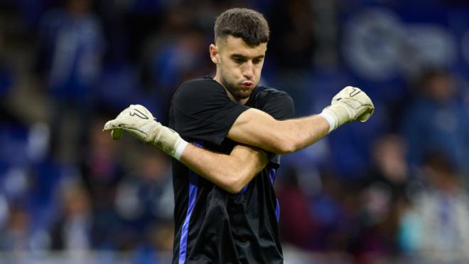 Joan García calentando en un partido del FC Barcelona (Europa Press)