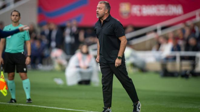 Hansi Flick antes de ser sancionado en el FC Barcelona - Girona (Cordon Press)