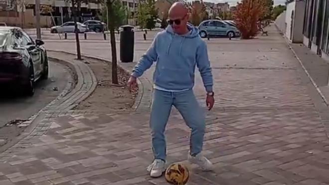 Isi Palazón jugando en el barrio de Vallecas (Redes Sociales)