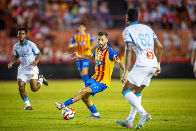 Gayà con el brazalete de capitán (Foto: Valencia CF)
