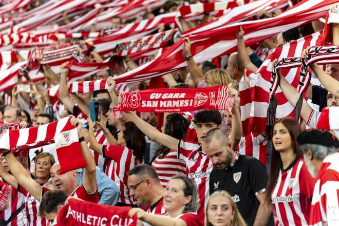 La grada a tope con el Athletic Club ante el Qarabag FK en el partido de la UEFA Champions League (Foto: Giovanni Batista).