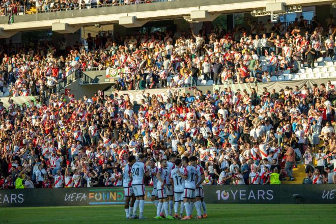 Jugadores del Rayo Vallecano celebran un gol con su afición en Vallecas (Foto: Cordon Press).