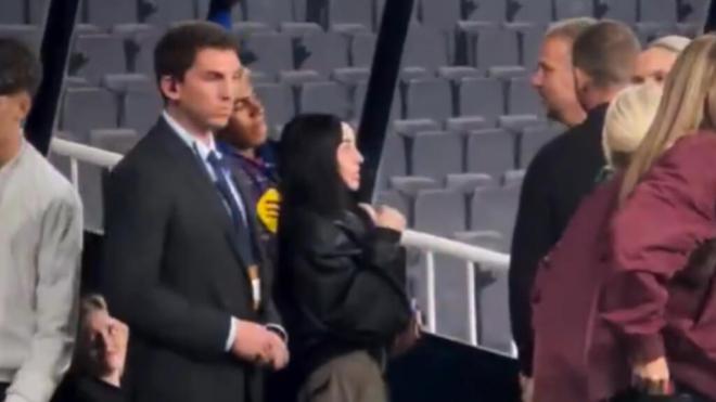Hansi Flick hablando con Lamine Yamal y Nicki Nicole (Captura de @tudn_usa)