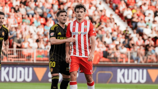 Lance del juego en el Almería-Real Zaragoza (Foto: LaLiga).