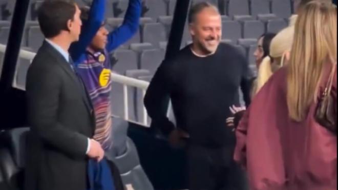 Nicki Nicole, Hansi Flick y Lamine Yamal tras el partido ante el Olympiacos (@tudn_usa)