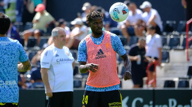Paul Akouokou calienta con el Real Zaragoza (Foto: LALIGA).