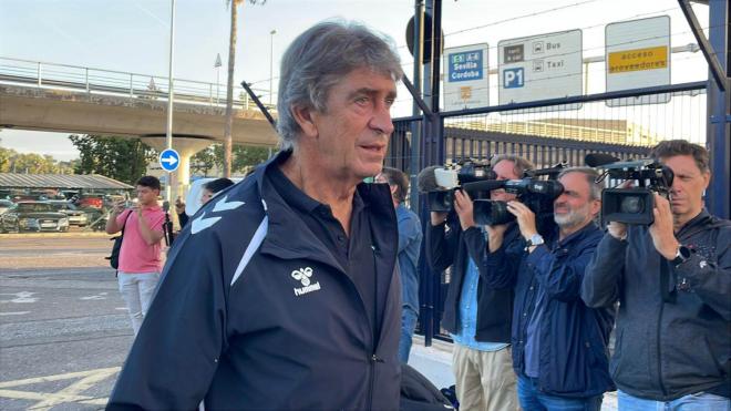 Manuel Pellegrini, en la salida del equipo hacia Genk (Foto: Kiko Hurtado).