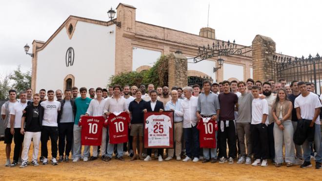 Imagen familiar del Sevilla en la Yeguada Escalera (Foto: SFC).