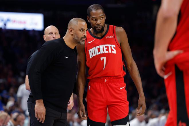Kevin Durant habla con su entrenador Ime Udoka en su debut con los Rockets. Fuente CordonPress.