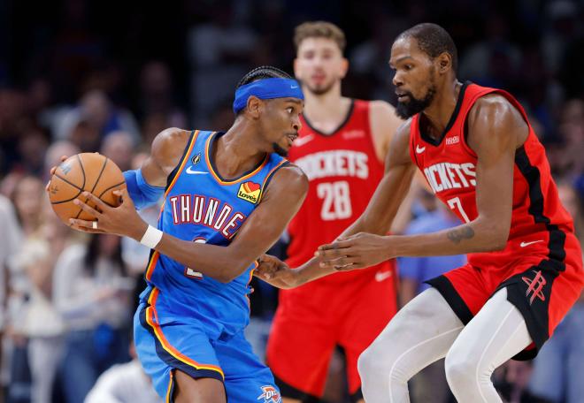 Kevin Durant defiende a SGA en el partido inaugural de la temporada 25/26 de la NBA. Fuente CordonPress