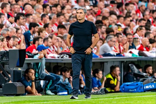 Ernesto Valverde camina en el partido ante el Qarabag FK en la Champions League (Foto: Giovanni Batista).