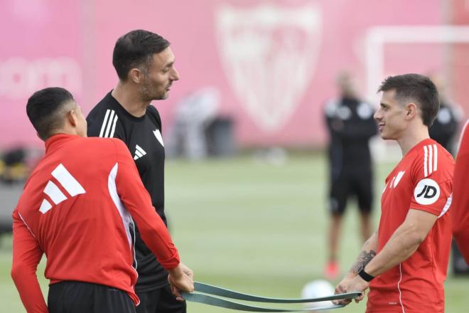 Guido Bonini habla con Alfon en el entrenamiento de este jueves (Foto: Kiko Hurtado).