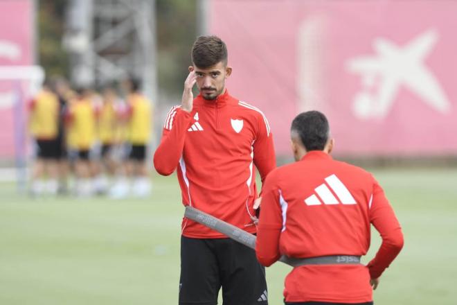Kike Salas, en un entrenamiento del Sevilla (Foto: Kiko Hurtado).