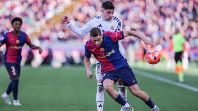 Fermín López y Fede Valverde luchando un balón en un Clásico en la temporada 24-25 (Europa Pres