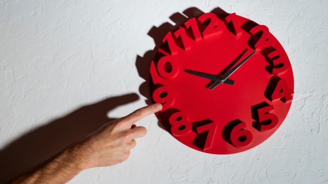 Mano señalando un reloj que marca las diez (Foto: Freepik)