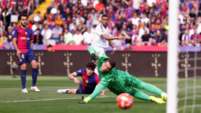 Mbappé marcando un gol al FC Barcelona en el Clásico de la temporada 24-25 (Europa Press)