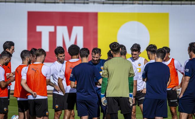 Carlos Corberán en un entrenamiento (Foto: Valencia CF)