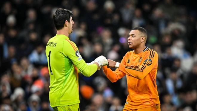 Thibaut Courtois y Kylian Mbappé se saluda (Foto: Cordon Press).