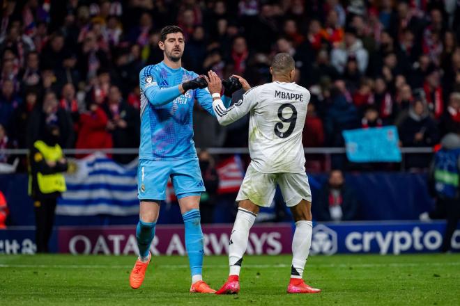 Thibaut Courtois y Kylian Mbappé se saluda (Foto: Cordon Press).