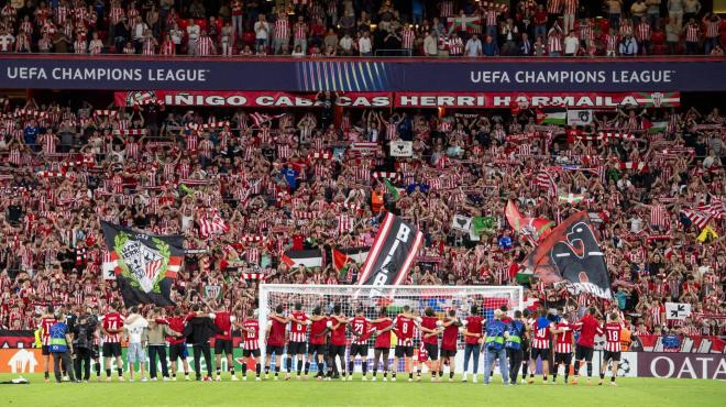 Fiesta con la grada tras ganar al Qarabag en la Champions League (Foto: Athletic Club).
