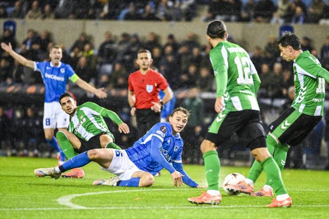 Marc Bartra y Valentín Gómez, ante el Genk (Foto: Europa Press).
