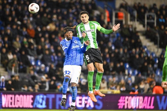 Marc Bartra, ante el Genk (Foto: Europa Press)