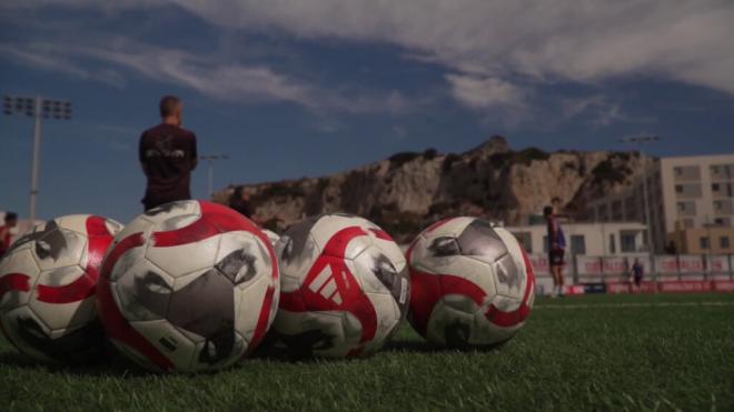Los balones oficiales con los que entrena y juega en el equipo de Juanjo Bezares, el Lincoln