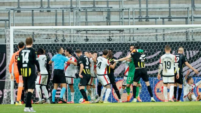 La pelea en el descuento entre los jugadores del Hacken y Rayo Vallecano (Fuente: EFE)