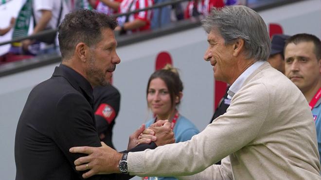 Simeone y Pellegrini antes de un Atlético de Madrid - Real Betis (Fuente: Cordon Press)