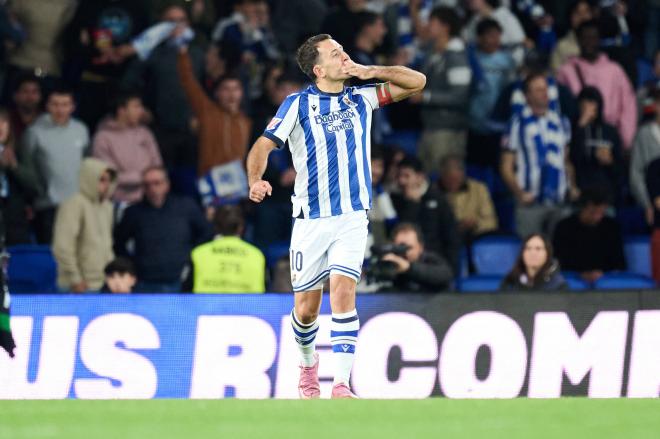 Mikel Oyarzabal celebra un gol en el Real Sociedad - Sevilla (Foto: LALIGA).