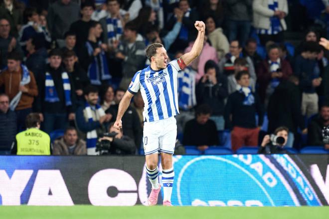Mikel Oyarzabal celebra un gol en el Real Sociedad - Sevilla (Foto: LALIGA).