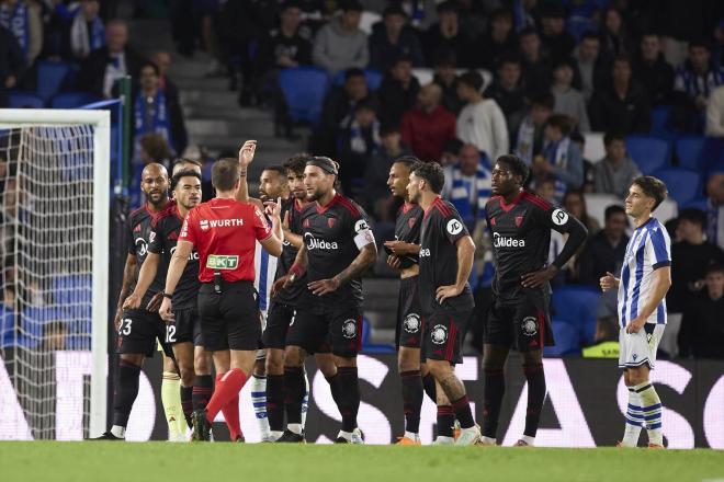 El Sevilla protesta el penalti a Fabio Cardoso (Foto: AFP7/Europa Press).