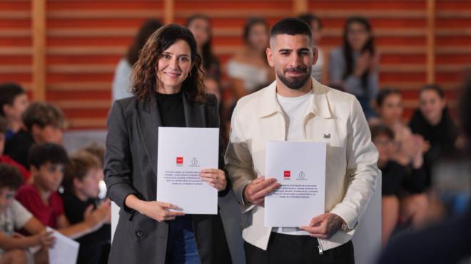 Ilia Topuria e Isabel Díaz Ayuso, en el evento de la Comunidad de Madrid contra las drogas y el bu