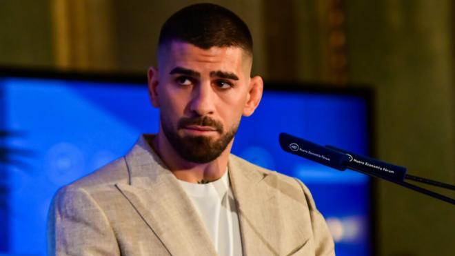 Ilia Topuria hablando en un evento (Cordon Press)