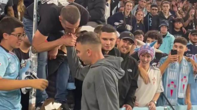 Iago Aspas se acerca a la afición (Imagen: Celta de Vigo).