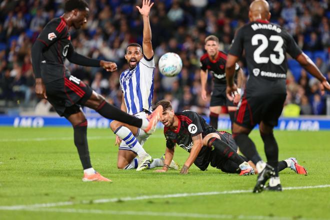 Yángel Herrera pide penalti en el Real Sociedad-Sevilla (Foto: Cordon Press).