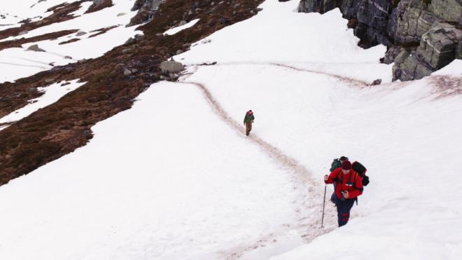 Montañeros subiendo una cima nevada (Foto: Freepik)