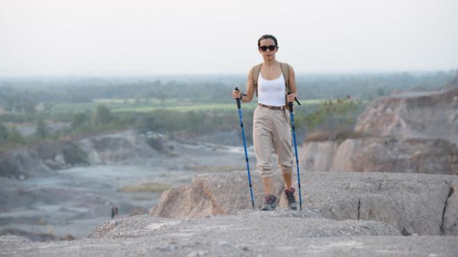 Mujer caminando por la montaña (Foto: Freepik)