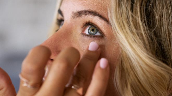 Mujer aplicándose contorno de ojos (Foto: Freepik)