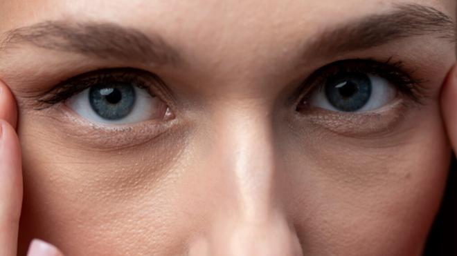 Mujer con ojos azules (Foto: Freepik)